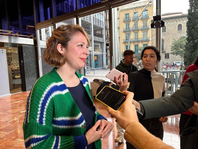 La líder de BComú, Janet Sanz, atiende a los medios en el Ayuntamiento de Barcelona