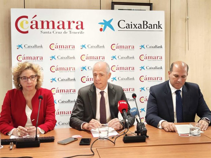 La directora general de la Cámara de Comercio de Santa Cruz de Tenerife, Lola Pérez, el presidente, Santiago Sesé, y el director territorial de Caixabank, Manuel Afonso, en la presentación del Boletín de Coyuntura Económica