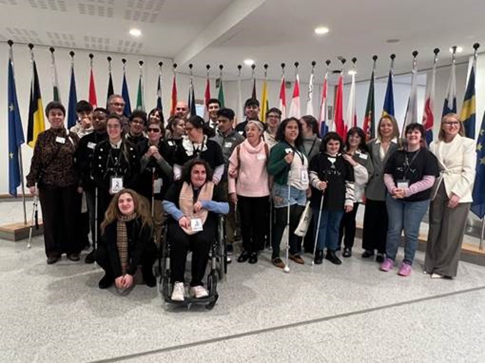 Escolares ciegos y sordociegos  españoles conocen el Parlamento Europeo en Bruselas