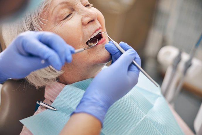 Archivo - Imagen de archivo de una mujer en un dentista.