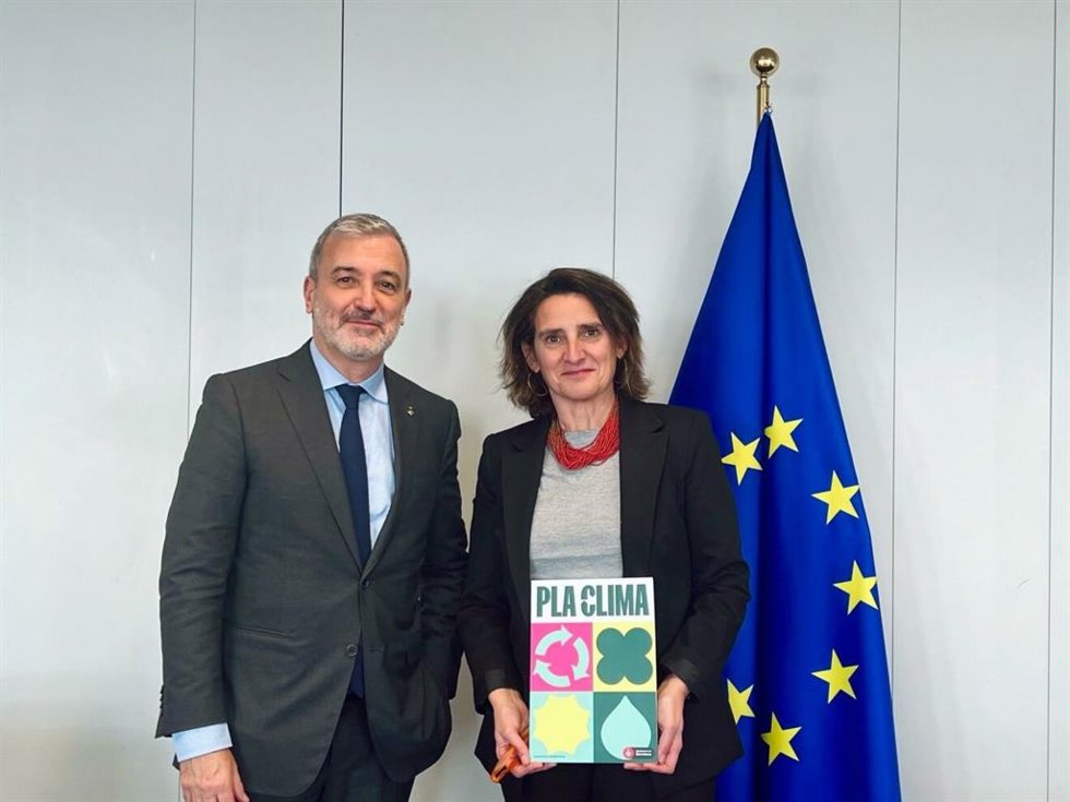 El alcalde de Barcelona, Jaume Collboni, junto a la vicepresidenta tercera y ministra de Transición Energética y Medio Ambiente, Teresa Ribera, en el marco de su viaje a Bruselas