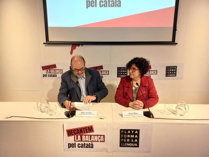 El president de Plataforma per la Llengua, Òscar Escuder, i la vicepresidenta de l'entitat, Mireia Plana