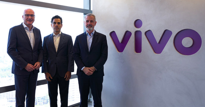 De izquierda a derecha: el consejero delegado de Telefónica, Ángel Vilá, el consejero delegado de Vivo, Christian Gebara, y el presidente de Telefónica, Marc Murtra