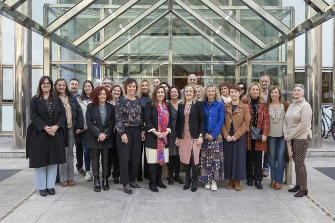 La Consejera De Presidencia, J Isabel Urrutia, Con Representnates De Las Organizaciones Sindicales Firmantes Del Primer Plan De Igualdad De La Administración