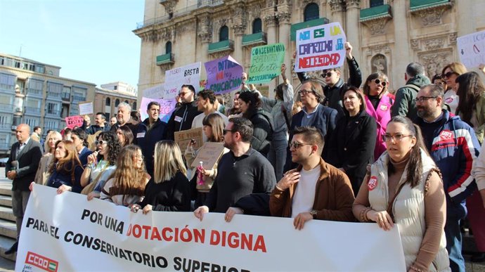 Protesta para pedir una dotación instrumental suficiente para el Conservatorio Superior de Música de Jaén.