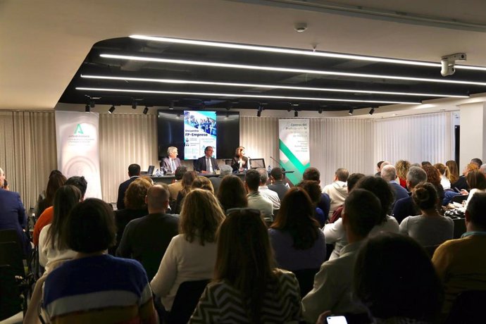 Empresas de Administración y Finanzas, así como de Comercio y Marketing y 63 docentes de centros educativos públicos que imparten ciclos de FP Dual han participado en este encuentro organizado por la Delegación Territorial de Desarrollo Educativo y FP.