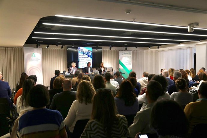 Empresas de Administración y Finanzas, así como de Comercio y Marketing y 63 docentes de centros educativos públicos que imparten ciclos de FP Dual han participado en este encuentro organizado por la Delegación Territorial de Desarrollo Educativo y FP.