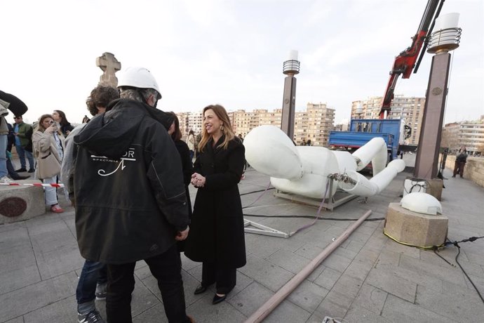 La alcaldesa de Zaragoza, Natalia Chueca, visita el montaje del Festival Zaragoza Luce, en el Puente de Piedra.
