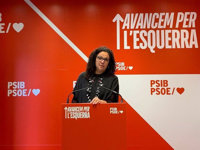 La secretaria general de la Federación Socialista de Mallorca, Catalina Cladera, en rueda de prensa.