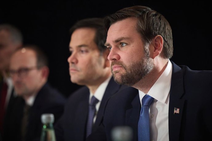 HANDOUT - 14 de fevereiro de 2025, Baviera, Munique: O vice-presidente dos EUA, JD Vance (à direita), se reúne com o presidente da Ucrânia, Volodymyr Zelensky, à margem da 61ª Conferência de Segurança de Munique (MSC). Foto: -/Presidência da Ucrânia/dpa -