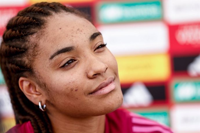 Archivo - Salma Paralluelo attends an interview after the Spain Women Team training day at Ciudad del Futbol on June 27, 2023, in Las Rozas, Madrid, Spain.