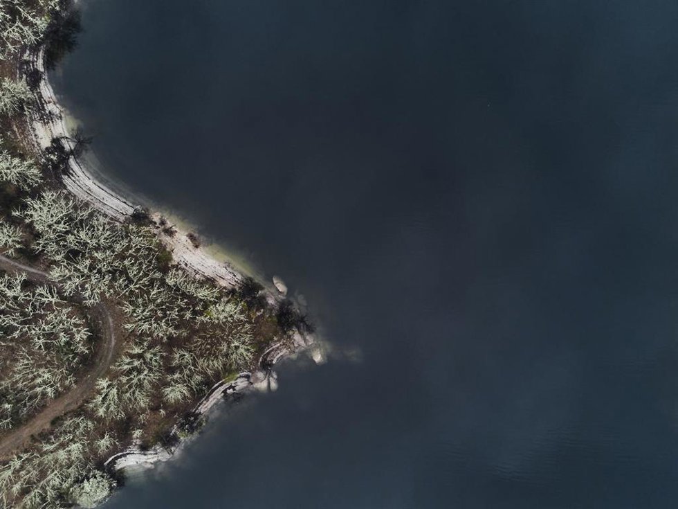 Archivo - Vista aérea del embalse de Prada desde la zona de Candeda, a 17 de abril de 2023, en Ourense, Galicia (España). La comunidad con menos agua actualmente es Murcia con tan sólo un 27,03% de agua embalsada, seguida de Andalucía, con un 29,46%. En