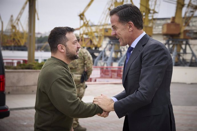 Archivo - October 13, 2023, Odesa, Ukraine: Ukrainian President Volodymyr Zelenskyy, left, welcomes Dutch Prime Minister Mark Rutte, right, on arrival to the marine terminal of Odesa sea port, October 13, 2023 in Odesa, Ukraine.