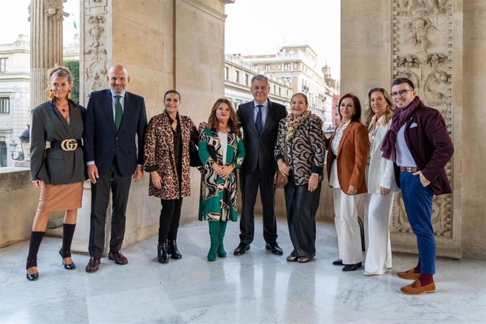 Sanz recibe a figuras de las sevillanas y reconoce su "talento y dilatada trayectoria"