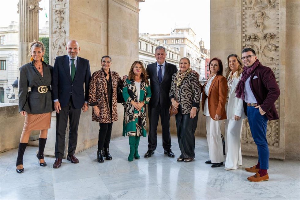 Sanz recibe a figuras de las sevillanas y reconoce su "talento y dilatada trayectoria"