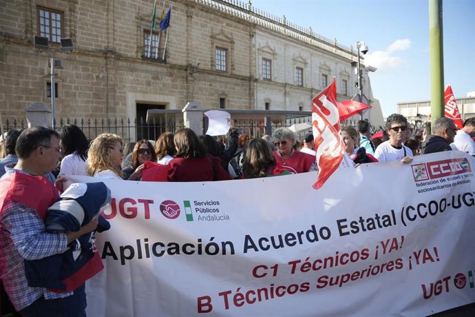 Protesta convocada ante el Parlamento andaluz para reclamar la reclasificación de personal técnico del Servicio Andaluz de Salud (SAS).