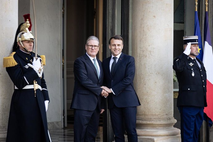16 de março de 2025, Paris, França: O presidente francês Emmanuel Macron (à direita) dá as boas-vindas a Keir Starmer (à esquerda), primeiro-ministro britânico, antes de uma reunião informal com líderes europeus no Palácio do Eliseu. O presidente francês 