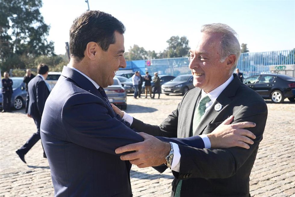 Archivo - El presidente de la Junta de Andalucía, Juanma Moreno, (i) saluda al cantante sevillano, José Manuel Soto, (d) durante la presentación de la iniciativa Destino Rocío. Imagen de archivo. 