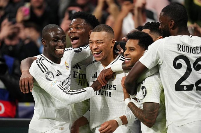 El delantero francés del Real Madrid Kylian Mbappé celebra un gol ante el Manchester City en la vuelta del 'playoff' de la Champions League 2024-2025.