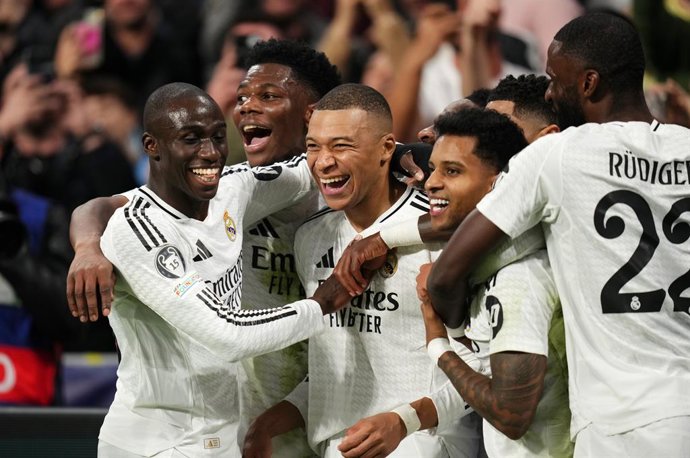 19 de fevereiro de 2025, Espanha, Madri: Kylian Mbappe, do Real Madrid, comemora o segundo gol de sua equipe com seus companheiros de equipe durante a partida de futebol da segunda mão dos playoffs da Liga dos Campeões da UEFA entre o Real Madrid e o Manc