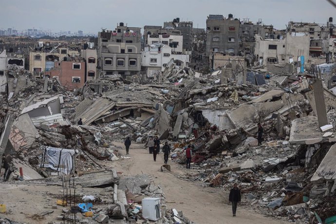 February 19, 2025, Beit Lahia, Gaza Strip, Palestinian Territory: Palestinians struggle to survive their daily lives in makeshift tents among the rubble of buildings destroyed by Israeli attacks after the ceasefire agreement came into force in Beit Lahia,