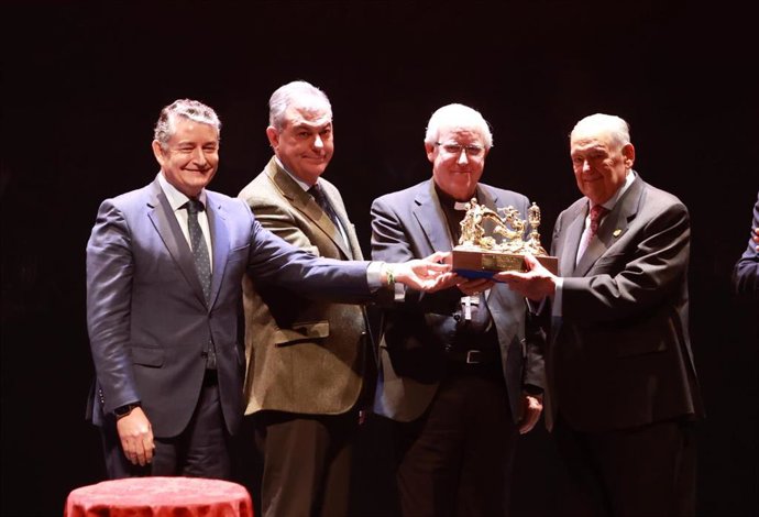 Archivo - El consejero de la Presidencia, Interior, Diálogo Social y Simplificación Administrativa, Antonio Sanz, participa en la entrega del premio El Llamador a "Pepín" Álvarez. 