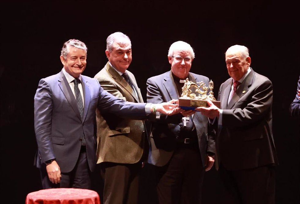 Archivo - El consejero de la Presidencia, Interior, Diálogo Social y Simplificación Administrativa, Antonio Sanz, participa en la entrega del premio El Llamador a "Pepín" Álvarez. 