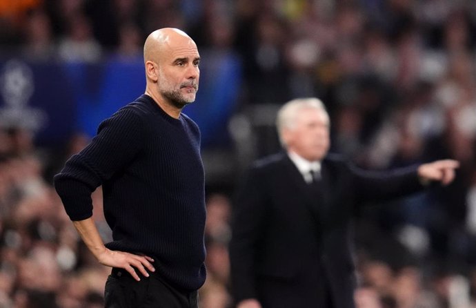 19 February 2025, Spain, Madrid: Manchester City manager Pep Guardiola (L) and Real Madrid manager Carlo Ancelotti on the touchline during the UEFA Champions League playoff second leg soccer match between Real Madrid and Manchester City at the Santiago Be