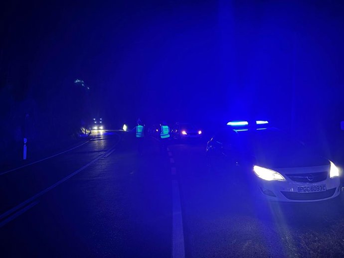 Guardia Civil regula o tráfego perto da área onde o helicóptero caiu em La Rioja