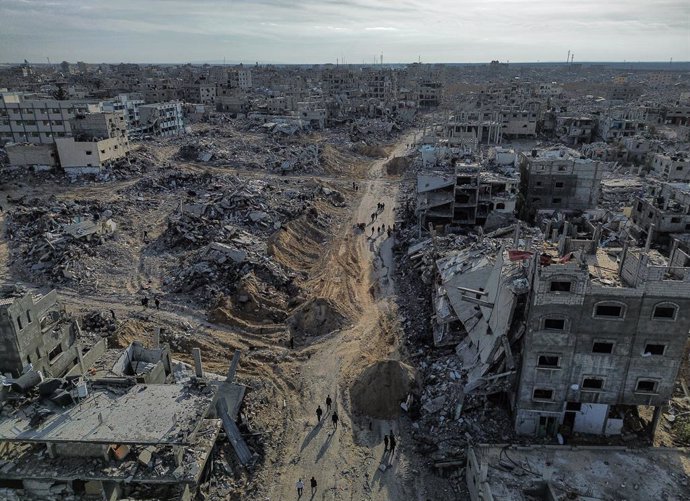 Archivo - Vista aérea de la ciudad gazatí de Rafá tras los ataques israelíes