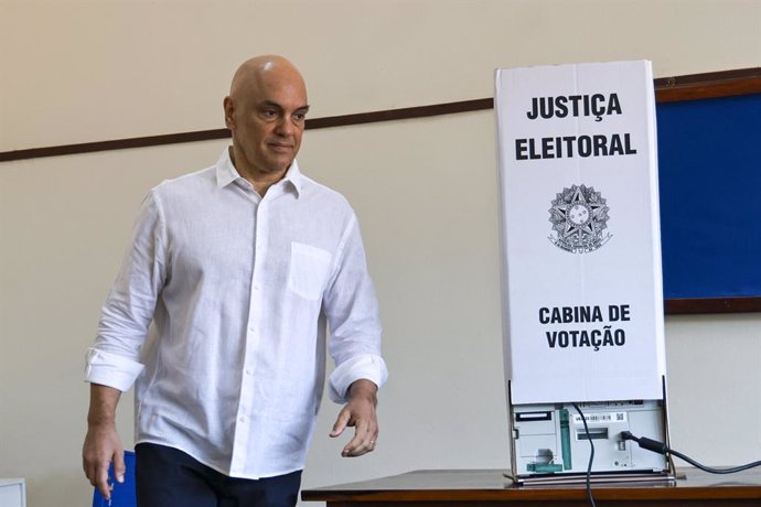 Archivo - October 6, 2024, Sao Paulo, Sao Paulo, Brasil: SAO PAULO (SP), 10/06/2024 Ãâ" MOVEMENT / ELECTIONS / MADRE ALIX / SP Ãâ" The Minister of the Federal Supreme Court Alexandre de Moraes, during voting at the Madre Alix school, in the Jardim P