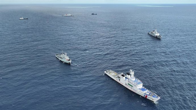 Archivo - XIANBIN JIAO, 31 de agosto de 2024 -- Esta foto aérea tirada por drone em 31 de agosto de 2024 mostra a embarcação filipina 9701 (abaixo) na lagoa de Xianbin Jiao, em Nansha Qundao, na China.   No sábado, uma embarcação da guarda costeira das Fi