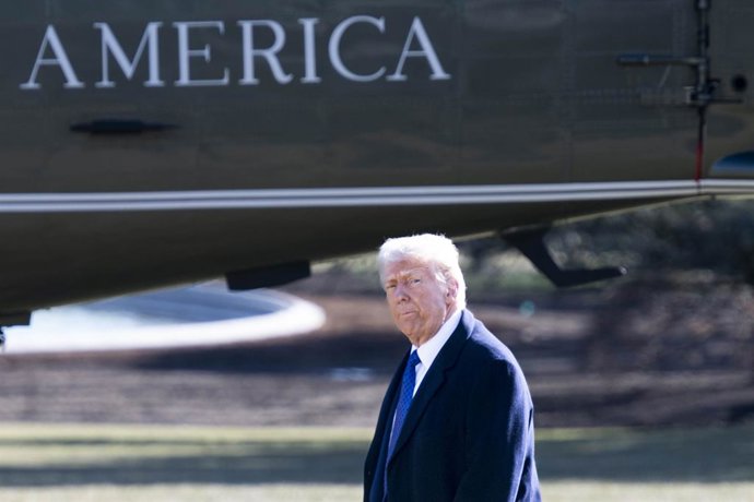 14 de fevereiro de 2025, EUA, Washington: O presidente dos EUA, Donald Trump, caminha até o Marine One ao sair do gramado sul da Casa Branca para uma viagem à Flórida. Foto: Michael Brochstein/ZUMA Press Wire/dpa