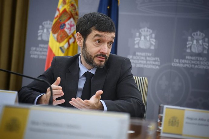 El ministro de Derecho Sociales, Consumo y Agenda 2030, Pablo Bustinduy, en la sede del Ministerio, a 5 de febrero de 2025, en Madrid (España).