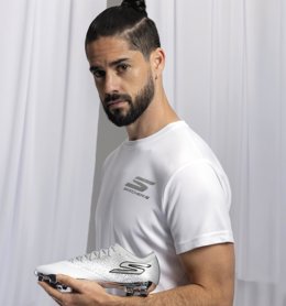 El futbolista del Real Betis Isco Alarcón calzará las botas de Skechers.