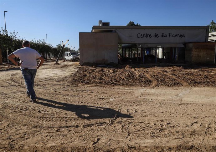 Archivo - Un centro de día en una zona cubierta de barro, a 28 de noviembre de 2024, en Picany