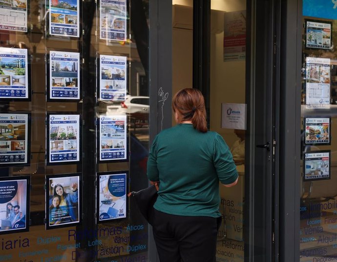 Archivo - Escaparate de una inmobiliaria, a 17 de julio de 2024, en Madrid (España). Imagen de archivo.