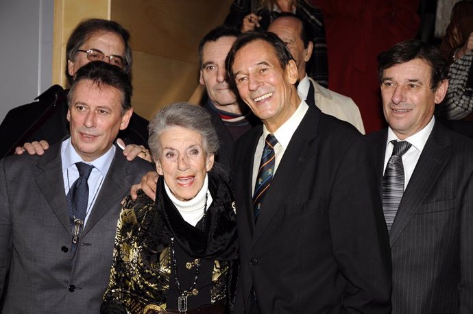 Archivo - María Isbert Arropada Por Sus Hijos