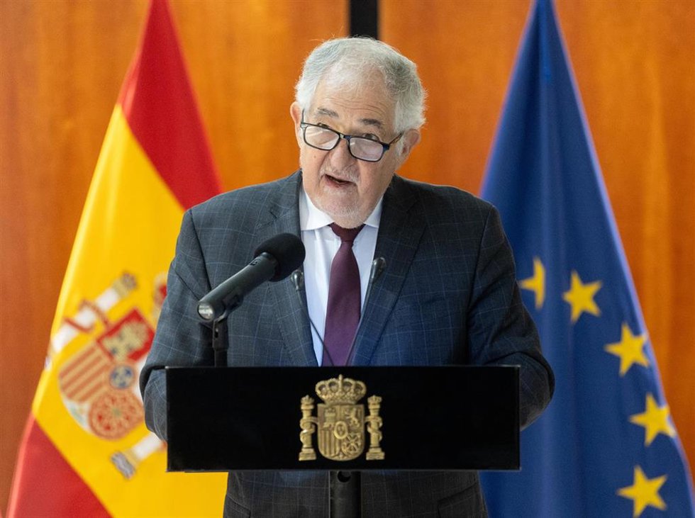 El presidente del Tribunal Constitucional, Cándido Conde-Pumpido, deposita un ramon de flores durante un acto de homenaje a Francisco Tomás y Valiente.