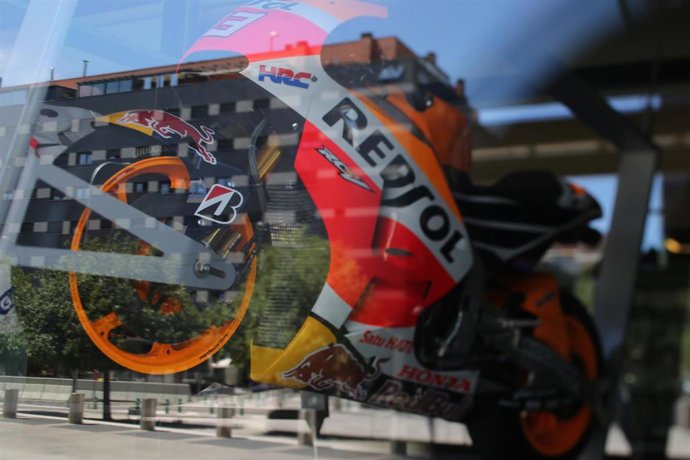 Archivo - Una moto en la sede nacional de Repsol, en Madrid (España)