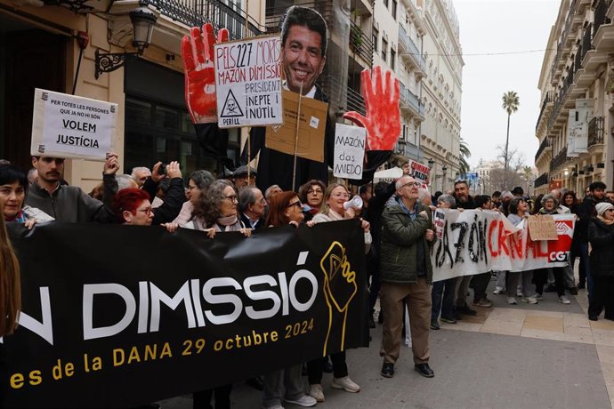 Imagen de la concentración ante Les Corts para pedir a los diputados que voten 'sí' a la dimisión de Mazón