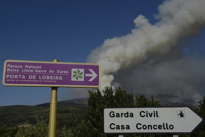 Archivo - Columna de humo de un incendio forestal en la Serra do Leboreiro, vista desde el pueblo de Lobeira, en el parque natural de Baixa Limia e Serra do Xurés, a 26 de agosto de 2022, en Serra do Xurés, Ourense, Galicia (España). La superficie afectad