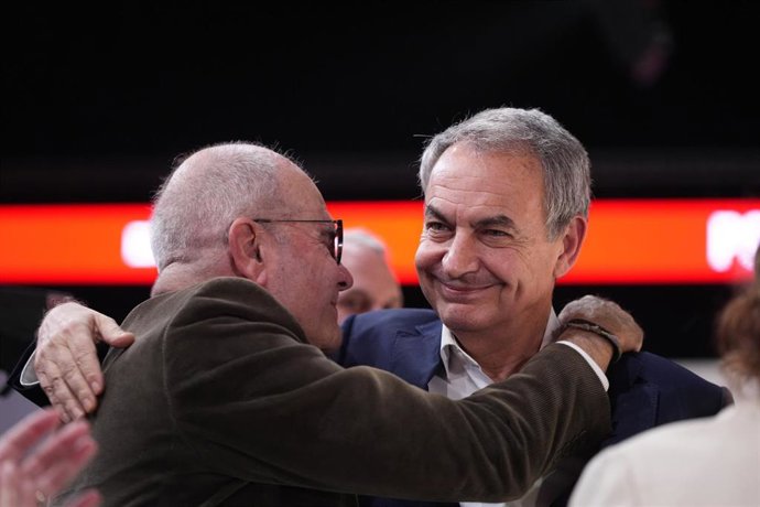 Archivo - El expresidente José Luis Rodríguez Zapatero (d) saluda al expresidente de la Junta de Andalucía, Manuel Chaves (i), durante el ágora 'Adelantando por la izquierda a la desinformación' dentro del Congreso Federal del PSOE, en Sevilla. (Foto de a