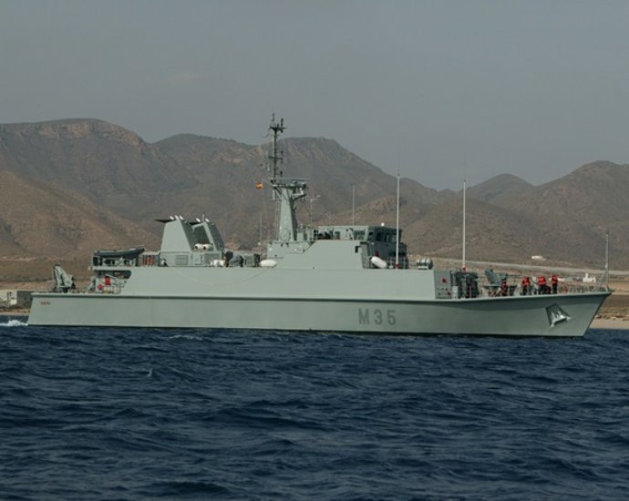 El cazaminas 'Duero' realizando operaciones en Almería