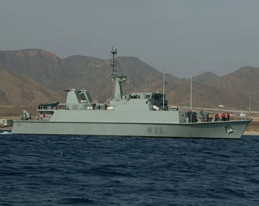 El cazaminas 'Duero' realizando operaciones en Almería