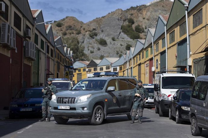 Varios agentes de la Guardia Civil en el polígono del Tarajal de Ceuta donde han localizado un túnel que conecta con Marruecos y que se estudia si se usa para el traslado de droga