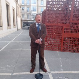 Zupiria atiende a las preguntas de los periodistas a su llegada, este jueves, al Parlamento Vasco