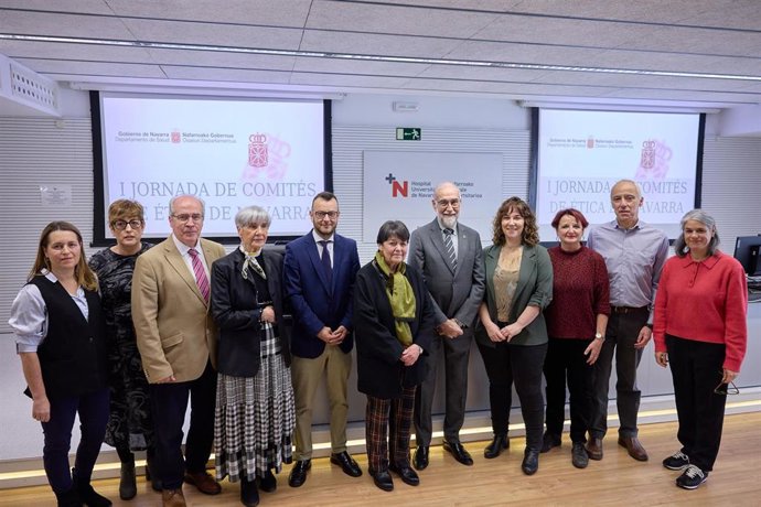 El consejero de Salud, Fernando Domínguez, junto con los ponentes de la I Jornada de Comités de Ética de Navarra.