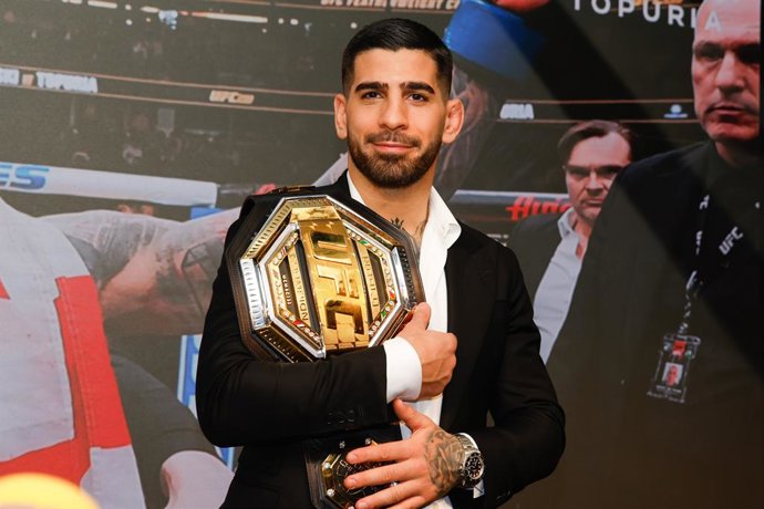 Archivo - Arquivo - Ilia Topuria, campeão mundial do UFC, durante a coletiva de imprensa em 22 de fevereiro de 2024 em Madri (Espanha). Ilia Topuria compete na divisão dos pesos-penas do Ultimate Fighting Championship, onde é o atual campeão mundial dos p