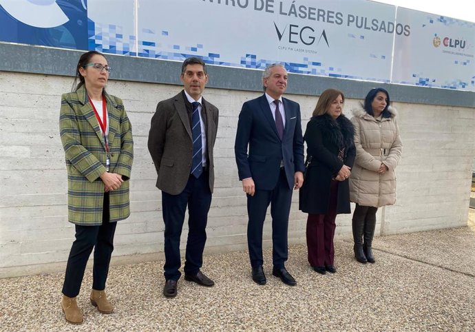 El delegado del Gobierno, Nicanor Sen, en el centro, durante la visita al Centro de láseres Pulsados Ultraintensos.